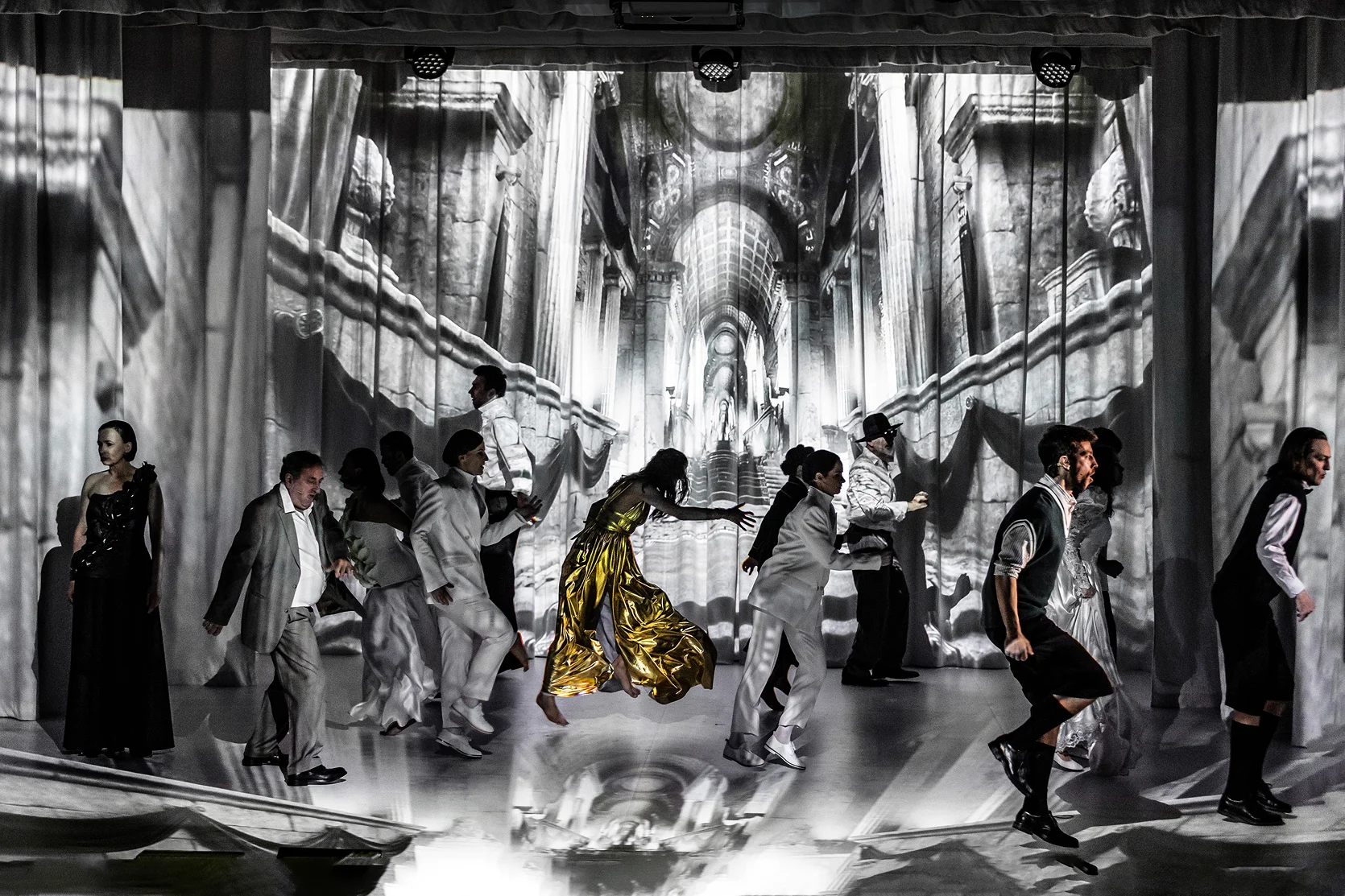 Ksiega raju projection stage photo — Dus buch fyn Gan Ejdn / The Book of Paradise