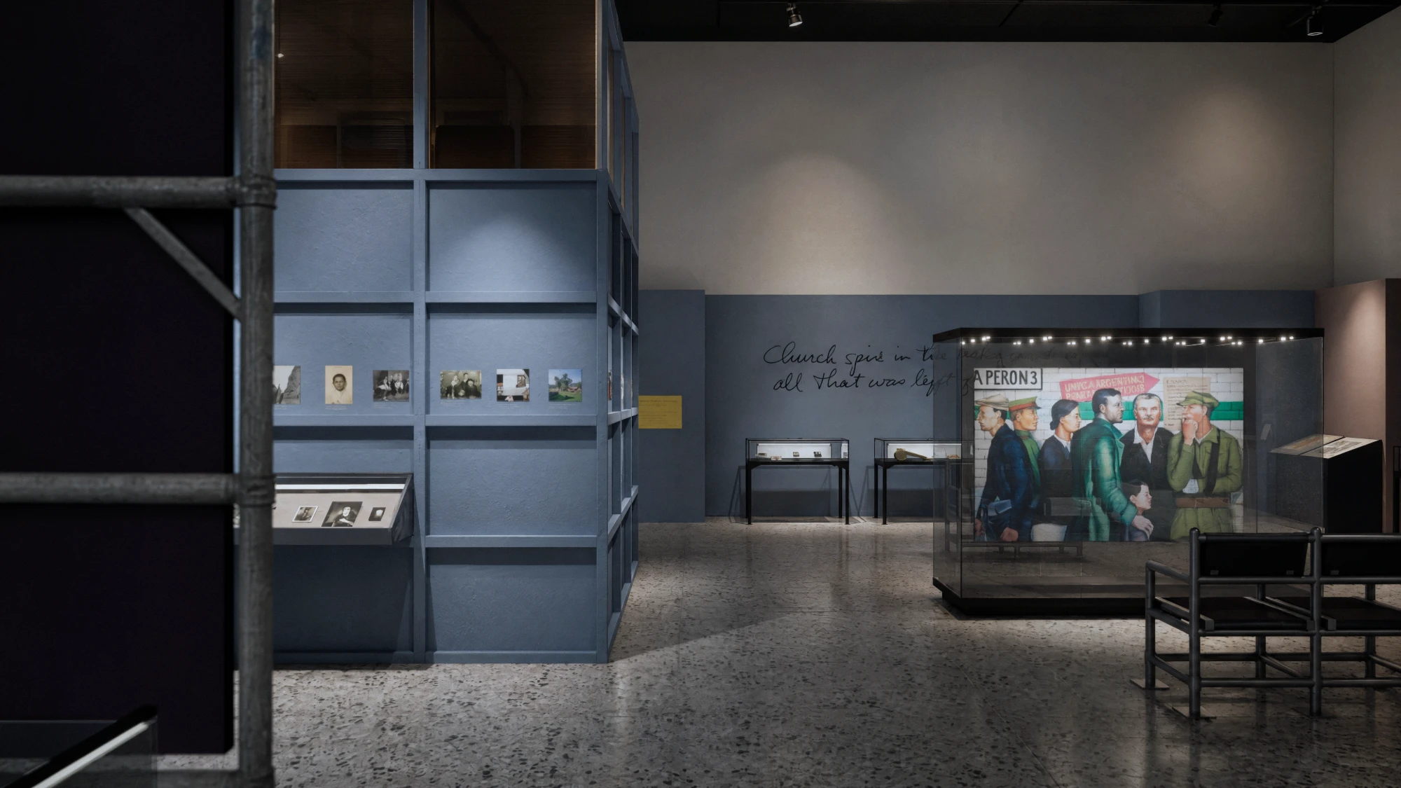 Oczy Polski — ekspozycja modułu, fotografie repatriantów i mural w gablocie